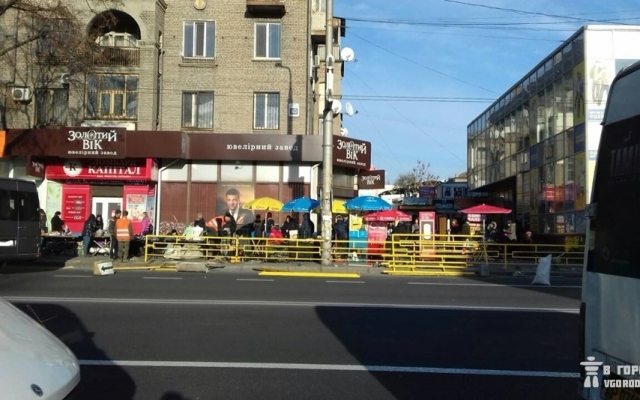 На Базарной устанавливают защитные ограждения вдоль тротуаров (ФОТО) Фото № 2 На Базарной устанавливают защитные ограждения вдоль тротуаров (ФОТО) Фото № 2