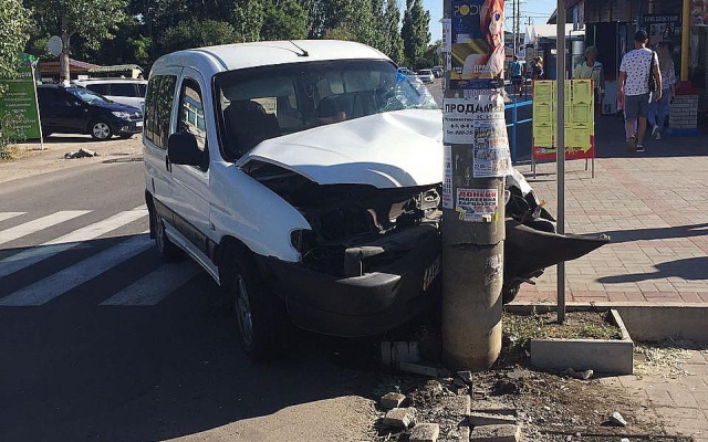 На запорожском курорте автомобиль снес столб (ФОТО) Фото № 2 На запорожском курорте автомобиль снес столб (ФОТО) Фото № 2