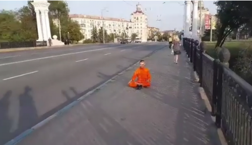На запорожском мосту девушка занималась необычным делом (ФОТО) Фото № 0 На запорожском мосту девушка занималась необычным делом (ФОТО) Фото № 0