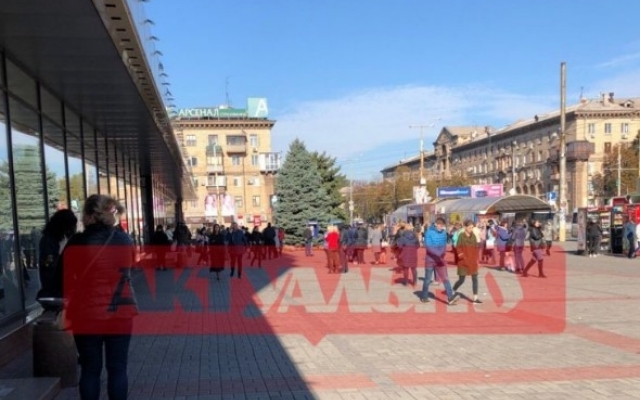 В Запорожье из торгового центра эвакуируют людей, сообщили о пожаре (ФОТО) Фото № 1 В Запорожье из торгового центра эвакуируют людей, сообщили о пожаре (ФОТО) Фото № 1