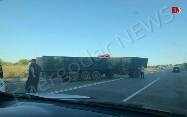 На трассе под Запорожьем развернуло грузовик из-за лопнувшего колеса: В сети появилось видео момента аварии (ФОТО, ВИДЕО) Фото № 0 На трассе под Запорожьем развернуло грузовик из-за лопнувшего колеса: В сети появилось видео момента аварии (ФОТО, ВИДЕО) Фото № 0