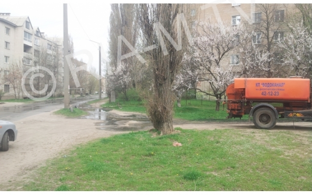 Фотофакт: По городу текут фекальные Фотофакт: По городу текут фекальные