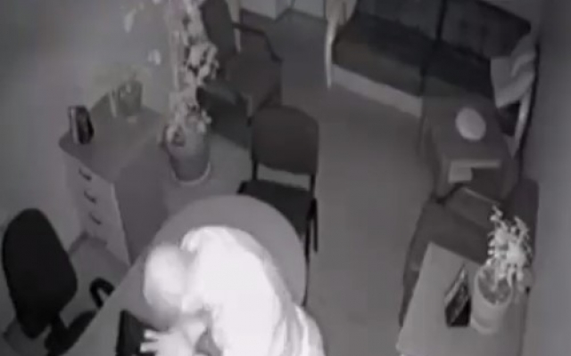 Ночью в Запорожье ограбили офис: Вор попал на камеру (ВИДЕО) Фото № 0 Ночью в Запорожье ограбили офис: Вор попал на камеру (ВИДЕО) Фото № 0