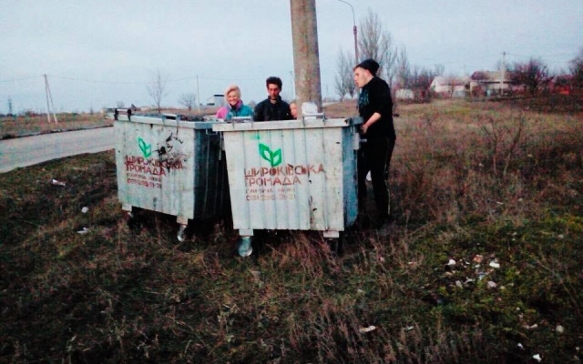 Два мусорных бака утопили сельчане в реке поблизости (ФОТО) Фото № 0 Два мусорных бака утопили сельчане в реке поблизости (ФОТО) Фото № 0