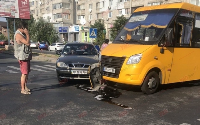 На курорте легковушка влетела в маршрутку с пассажирами (ФОТО) Фото № 1 На курорте легковушка влетела в маршрутку с пассажирами (ФОТО) Фото № 1