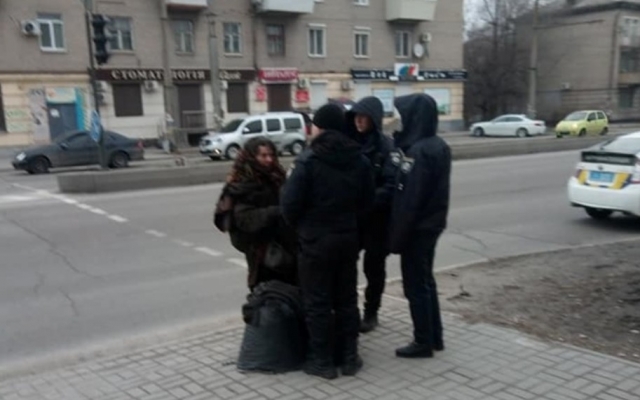 На Победе женщина бросалась на людей с ножом (ФОТО) Фото № 0 На Победе женщина бросалась на людей с ножом (ФОТО) Фото № 0
