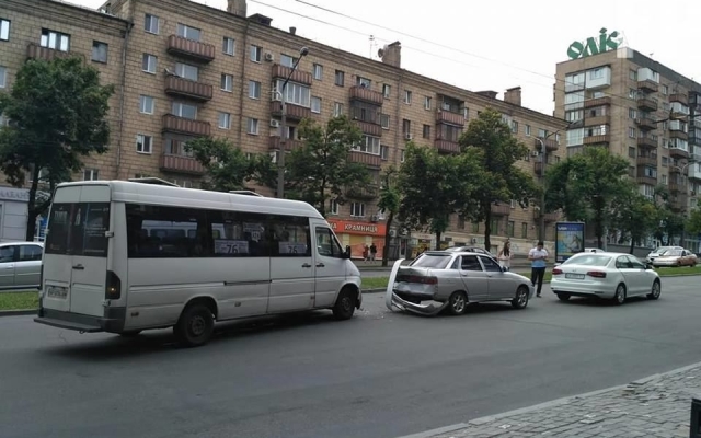 В центре Запорожья маршрутка въехала в легковушку В центре Запорожья маршрутка въехала в легковушку