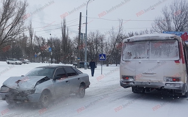 В Запорожской области автобус с пассажирами попал в аварию (ФОТО) Фото № 1 В Запорожской области автобус с пассажирами попал в аварию (ФОТО) Фото № 1