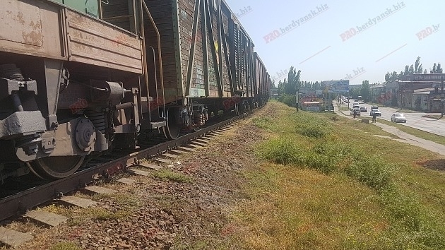 Под Запорожьем поезд сбил мужчину (ФОТО) Фото № 0 Под Запорожьем поезд сбил мужчину (ФОТО) Фото № 0