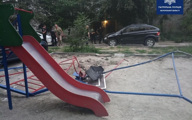 Фотофакт: В Запорожье водитель на внедорожнике разгромил детскую площадку Фото № 3 Фотофакт: В Запорожье водитель на внедорожнике разгромил детскую площадку Фото № 3
