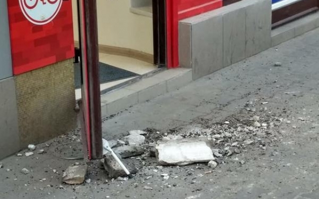 В центре города обваливается балкон на головы запорожцев (ФОТО) Фото № 0 В центре города обваливается балкон на головы запорожцев (ФОТО) Фото № 0