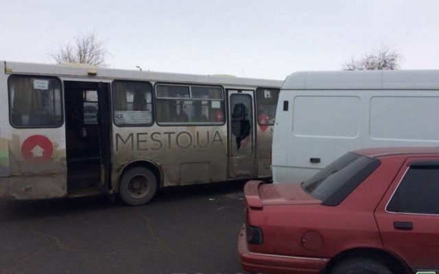 На Бабурке в ДТП попал коммерческий автобус Фото № 0 На Бабурке в ДТП попал коммерческий автобус Фото № 0