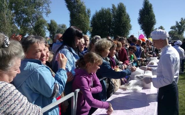 На Покровской ярмарке испекли запеканку длиной 27 метров (ФОТО) Фото № 1 На Покровской ярмарке испекли запеканку длиной 27 метров (ФОТО) Фото № 1