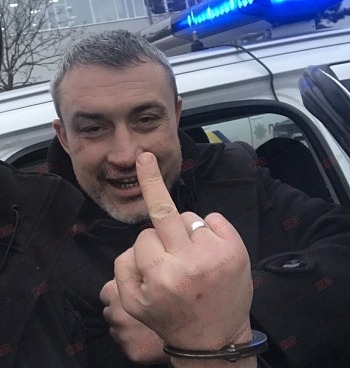 В Запорожской области неадекватный водитель тыкал средний палец прохожим и бросался на полицейских (ФОТО, ВИДЕО 18+) Фото № 0 В Запорожской области неадекватный водитель тыкал средний палец прохожим и бросался на полицейских (ФОТО, ВИДЕО 18+) Фото № 0