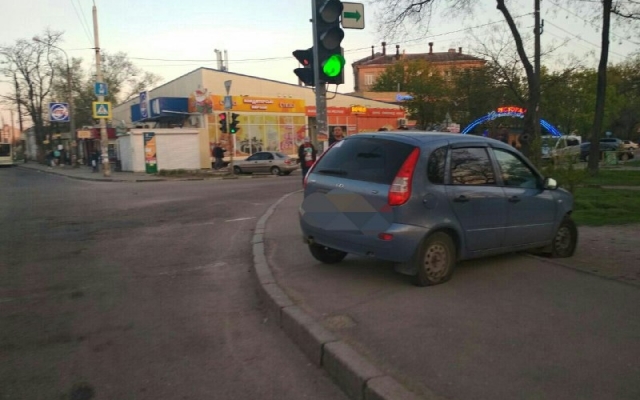В Коммунарском районе легковушка В Коммунарском районе легковушка