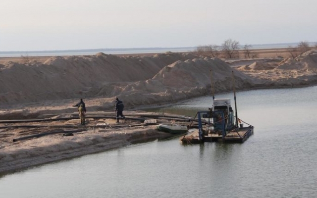 В Кирилловке расчищают промоину между морем и лиманом (ВИДЕО) Фото № 4 В Кирилловке расчищают промоину между морем и лиманом (ВИДЕО) Фото № 4