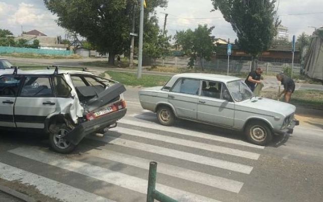 На запорожском курорте легковушку снес зерновоз (ФОТО) Фото № 2 На запорожском курорте легковушку снес зерновоз (ФОТО) Фото № 2