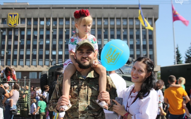 В сети опубликовали яркие фотоснимки известных запорожцев в вышиванках Фото № 22 В сети опубликовали яркие фотоснимки известных запорожцев в вышиванках Фото № 22