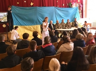 Военные принесли оружие в мелитопольскую школу (ФОТО) Фото № 1 Военные принесли оружие в мелитопольскую школу (ФОТО) Фото № 1