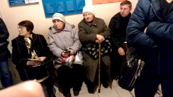 Запорожцы сидят в многочасовых очередях в пенсионный фонд (ФОТО) Фото № 2 Запорожцы сидят в многочасовых очередях в пенсионный фонд (ФОТО) Фото № 2