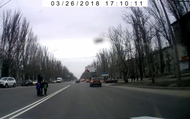Фотофакт: женщина, рискуя двумя детьми, буквально Фотофакт: женщина, рискуя двумя детьми, буквально