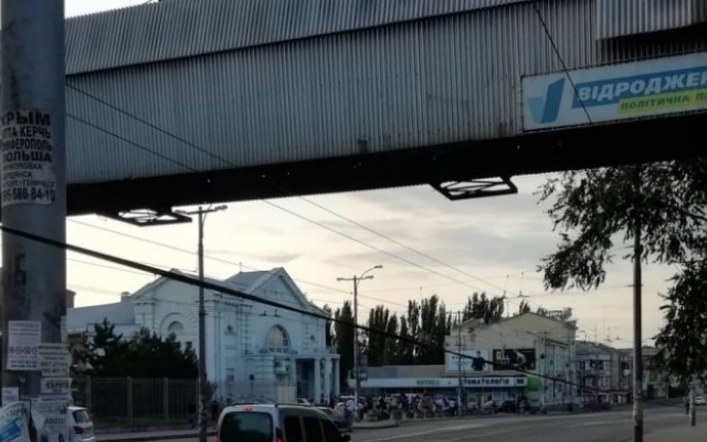 В Запорожье на главном проспекте свисает электрический провод (ФОТО, ВИДЕО) Фото № 1 В Запорожье на главном проспекте свисает электрический провод (ФОТО, ВИДЕО) Фото № 1