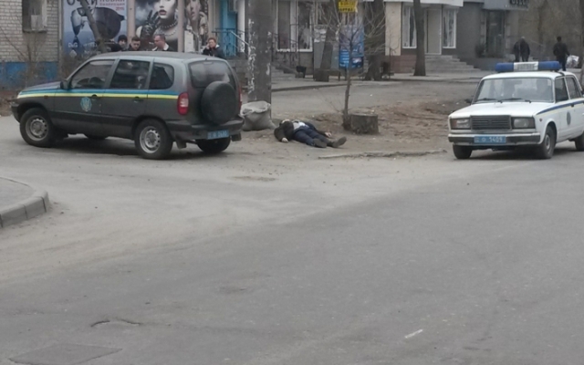 В Запорожской области посреди двора лежал труп Фото № 0 В Запорожской области посреди двора лежал труп Фото № 0
