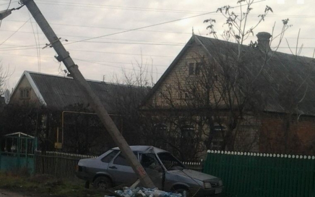 В Запорожской области легковушка завалила столб (ФОТО) Фото № 0 В Запорожской области легковушка завалила столб (ФОТО) Фото № 0
