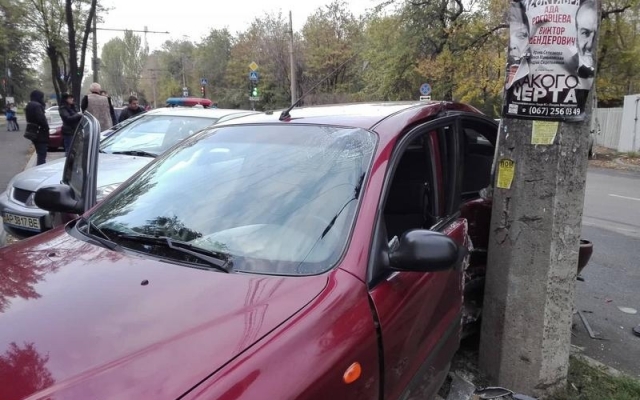 В Запорожье три автомобиля получили ущерб при ДТП: три человека травмировались Фото № 2 В Запорожье три автомобиля получили ущерб при ДТП: три человека травмировались Фото № 2