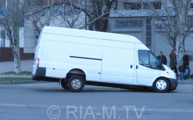 Смотрите: в Запорожской области микроавтобус влетел в билборд Фото № 1 Смотрите: в Запорожской области микроавтобус влетел в билборд Фото № 1