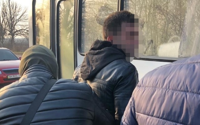 На пути в запорожский аэропорт задержали турка, который вез девушку в сексуальное рабство (ФОТО) Фото № 1 На пути в запорожский аэропорт задержали турка, который вез девушку в сексуальное рабство (ФОТО) Фото № 1
