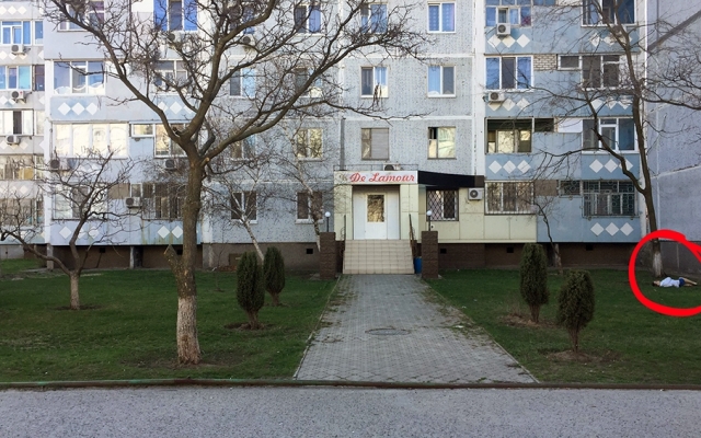 Возле многоэтажки нашли труп мужчины (ФОТО) Фото № 2 Возле многоэтажки нашли труп мужчины (ФОТО) Фото № 2