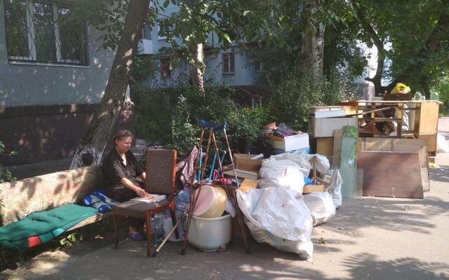 В Запорожье женщину с вещами выгнали на улицу из квартиры (ФОТО) Фото № 1 В Запорожье женщину с вещами выгнали на улицу из квартиры (ФОТО) Фото № 1