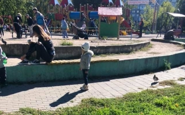 В Запорожье на детской площадке детям грозит опасность (ФОТО) Фото № 1 В Запорожье на детской площадке детям грозит опасность (ФОТО) Фото № 1