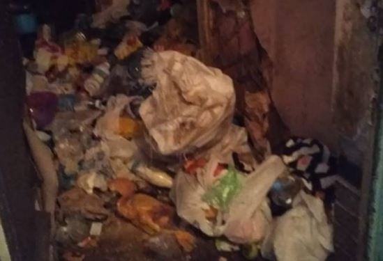 Запорожец-плюшкин захламил свою квартиру так, что живет теперь в подъезде (ФОТО) Фото № 0 Запорожец-плюшкин захламил свою квартиру так, что живет теперь в подъезде (ФОТО) Фото № 0