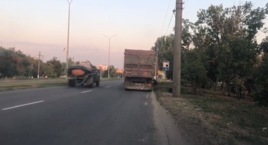 В Запорожской области грузовик на ходу потерял колесо (ВИДЕО) Фото № 0 В Запорожской области грузовик на ходу потерял колесо (ВИДЕО) Фото № 0