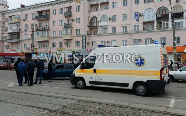 В Запорожье на пешеходном переходе сбили двух девушек (ФОТО) Фото № 1 В Запорожье на пешеходном переходе сбили двух девушек (ФОТО) Фото № 1