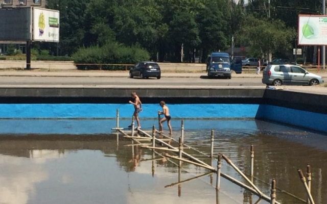 В Запорожье от жары спасаются в городских фонтанах (ФОТО, ВИДЕО) Фото № 2 В Запорожье от жары спасаются в городских фонтанах (ФОТО, ВИДЕО) Фото № 2