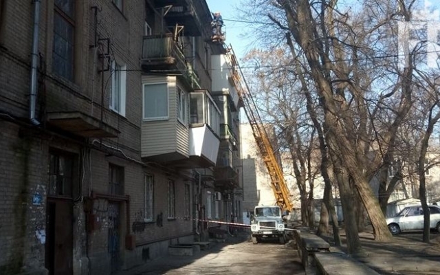 В одном из домов Запорожья камни падают на головы прохожих. ФОТО Фото № 1 В одном из домов Запорожья камни падают на головы прохожих. ФОТО Фото № 1