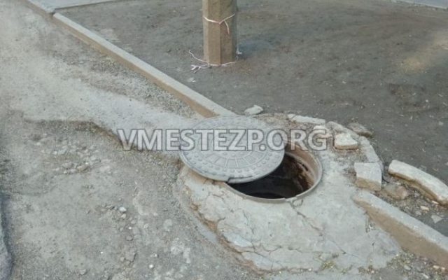 В Запорожье по частям разбирают канализационные люки (ФОТО) Фото № 2 В Запорожье по частям разбирают канализационные люки (ФОТО) Фото № 2