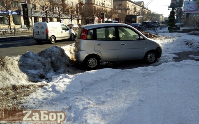 Коммунальные службы взяли автомобили запорожан в снежный Коммунальные службы взяли автомобили запорожан в снежный