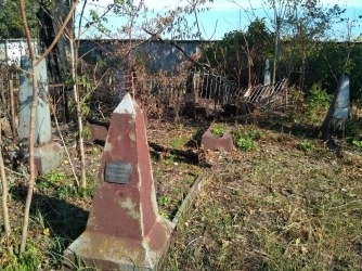 Время и вандалы разрушают старое кладбище в Мелитополе (ФОТО) Фото № 4 Время и вандалы разрушают старое кладбище в Мелитополе (ФОТО) Фото № 4