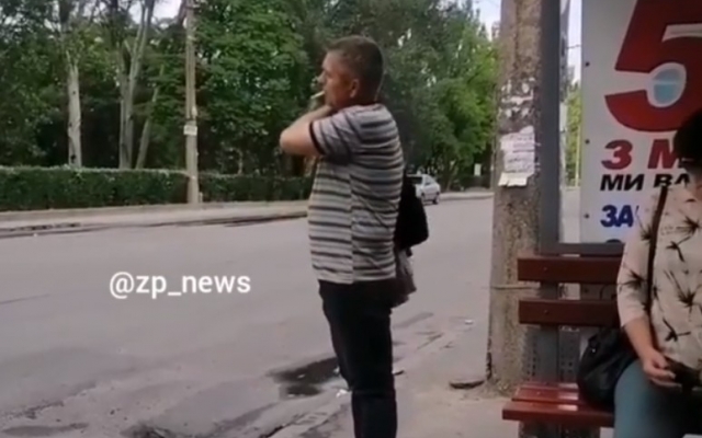 В Запорожье на остановке разгорелся конфликт из-за курящего мужчины (ВИДЕО) Фото № 0 В Запорожье на остановке разгорелся конфликт из-за курящего мужчины (ВИДЕО) Фото № 0