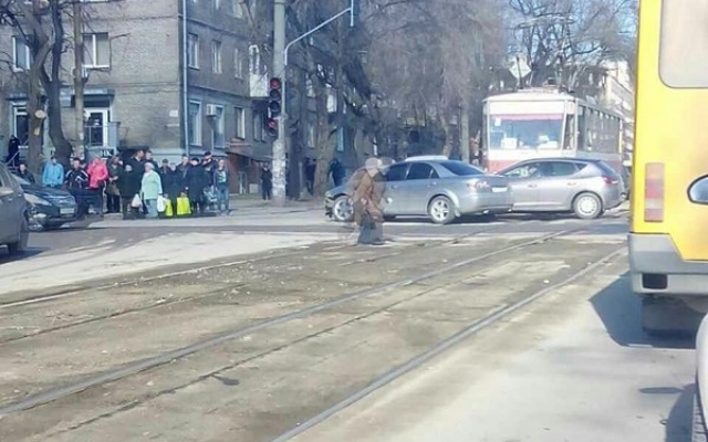 В Запорожье из-за ДТП остановились трамваи Фото № 1 В Запорожье из-за ДТП остановились трамваи Фото № 1