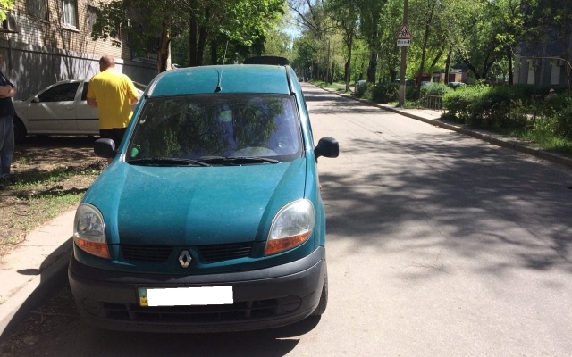 В центре Запорожья водитель сломал зеркало на припаркованном авто и скрылся (ВИДЕО) Фото № 2 В центре Запорожья водитель сломал зеркало на припаркованном авто и скрылся (ВИДЕО) Фото № 2