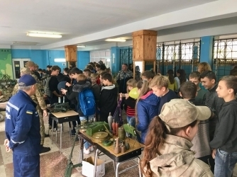 Военные принесли оружие в мелитопольскую школу (ФОТО) Фото № 2 Военные принесли оружие в мелитопольскую школу (ФОТО) Фото № 2