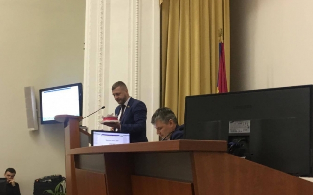 Мэру на сессии преподнесли неожиданный подарок (ФОТО) Фото № 1 Мэру на сессии преподнесли неожиданный подарок (ФОТО) Фото № 1