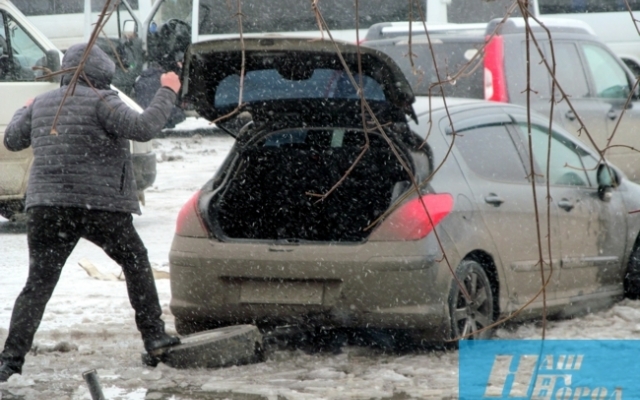Западня: Автомобиль застрял в ледяной луже Фото № 0 Западня: Автомобиль застрял в ледяной луже Фото № 0