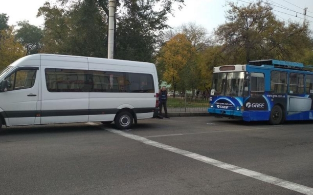На Космосе произошло ДТП с участием общественного транспорта (ФОТО) Фото № 3 На Космосе произошло ДТП с участием общественного транспорта (ФОТО) Фото № 3
