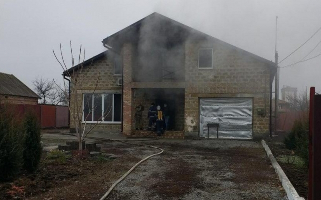 Под Запорожьем мужчина спасал женщину и ребенка из огня (ФОТО) Фото № 1 Под Запорожьем мужчина спасал женщину и ребенка из огня (ФОТО) Фото № 1